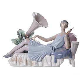 Сюжетна порцелянова статуетка LLADRO "LADY LYING ON DIVAN", 31 см