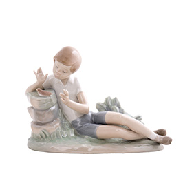 Статуетка Lladro "Хлопчик і птах на камені", 16 см