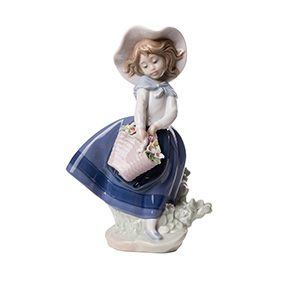 Фарфорова статуетка Lladro "PRETTY PICKINGS", 18 см