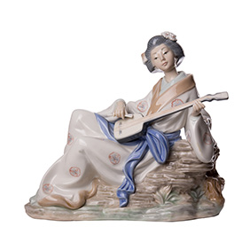 Фарфорова фігура NAO by Lladro "Гейша з музичним інструментом", 26 см